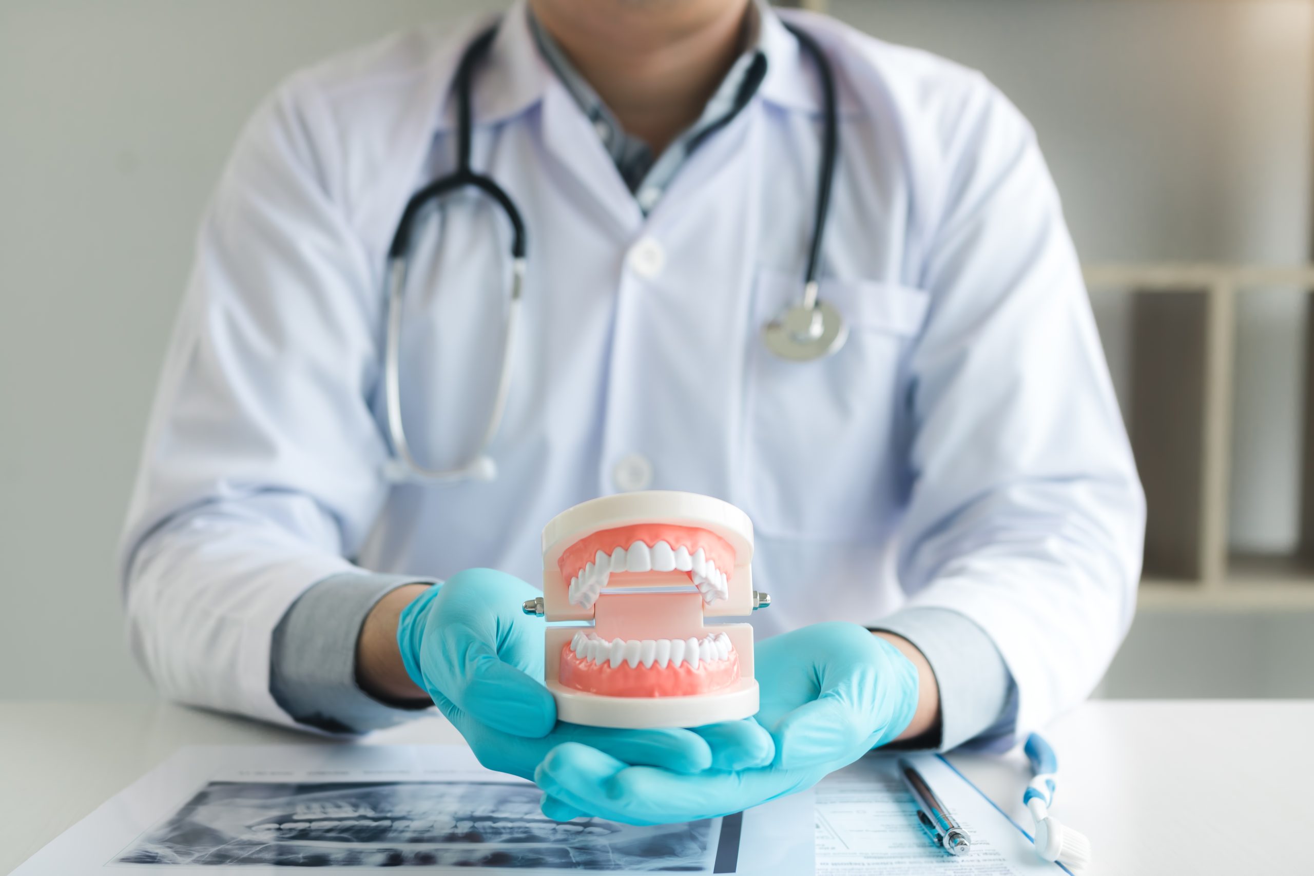 Prótesis Dentales: Tipos, Cuidados y Mantenimiento