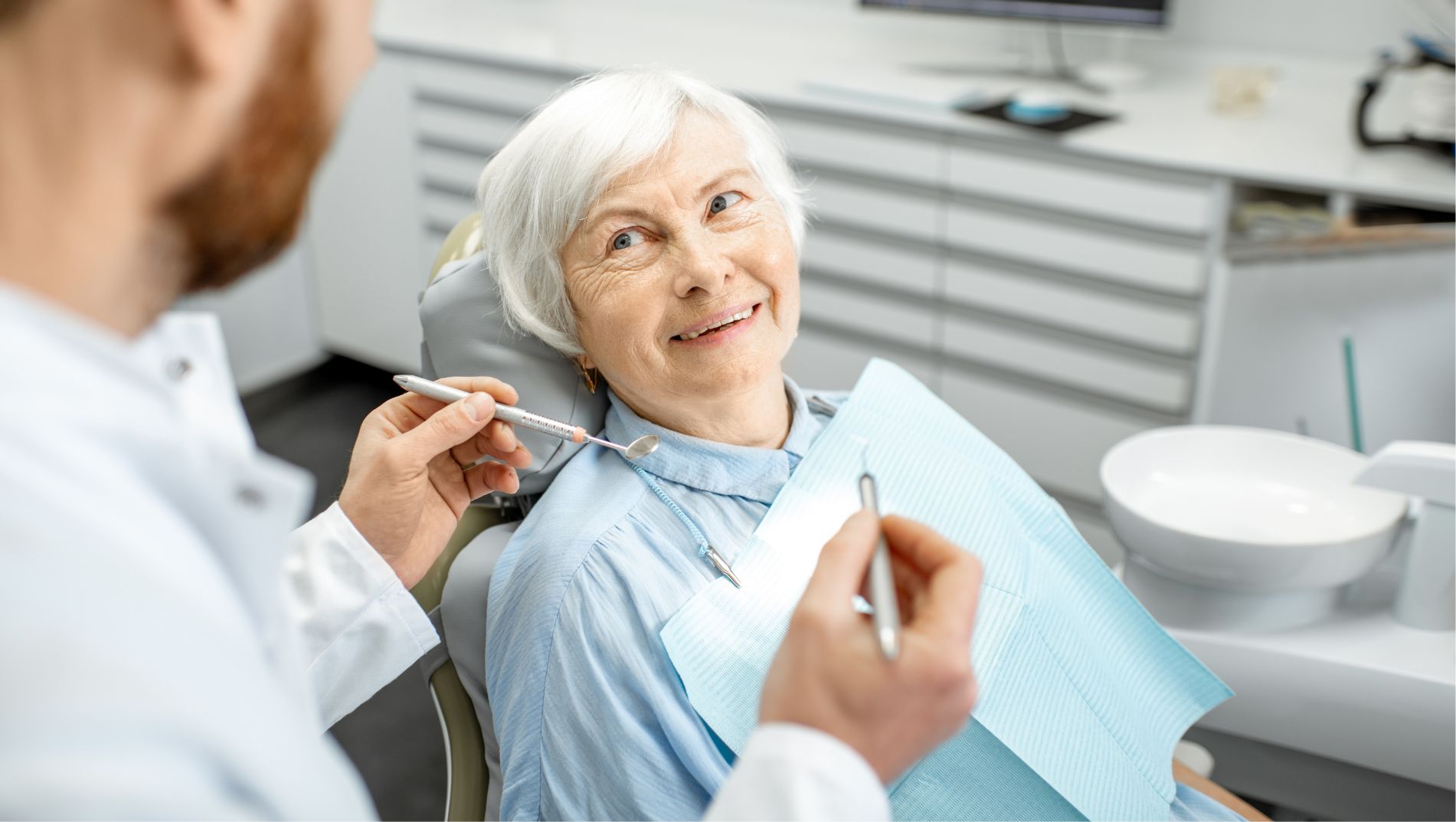 Implantes Dentales en Pacientes de Edad Avanzada: Consideraciones y Cuidados
